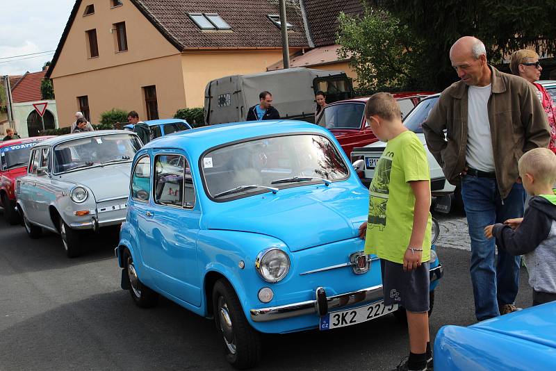 Historické vozy na náměstí v Chudenicích