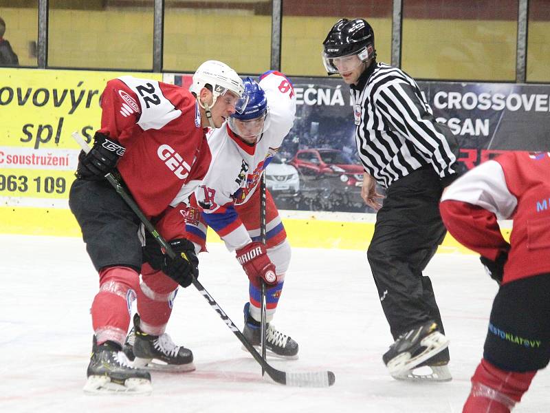 Zápas 2. ligy, skupiny Střed, HC Klatovy (červení) - NED Hockey Nymburk vyhráli domácí po nájezdech.