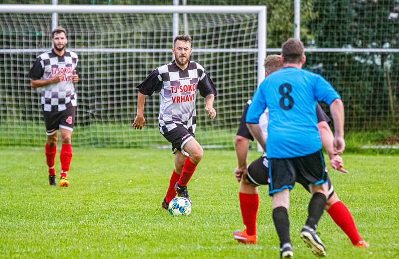 Fotbalisté TJ Sokol Myslív (na archivním snímku hráči v modrých dresech ze zápasu s béčkem Vrhavče) vyhráli s TJ Spůle jednoznačně 4:0.