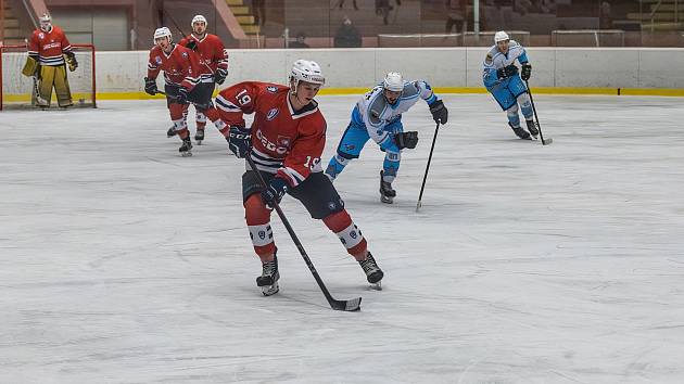 Hokejisté HC Stadion Cheb (na archivním snímku hráči v bílých dresech) porazili ve středečním utkání 12. kola nadstavby SHC Klatovy (červení).