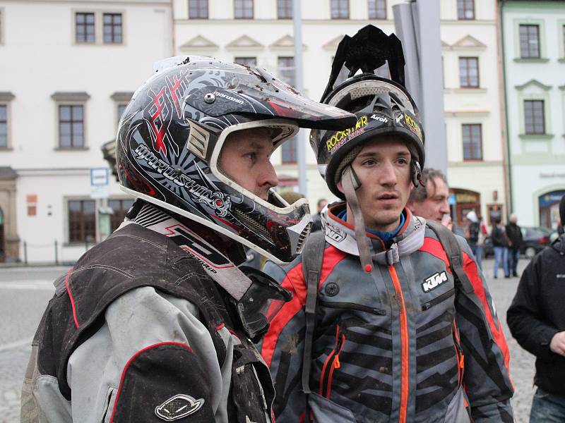 Motorkáři se na Štědrý den sjeli u vánočního stromu v Klatovech a uspořádali sbírku pro tamní Domov sv. Zdislavy pro matky s dětmi v tísni.