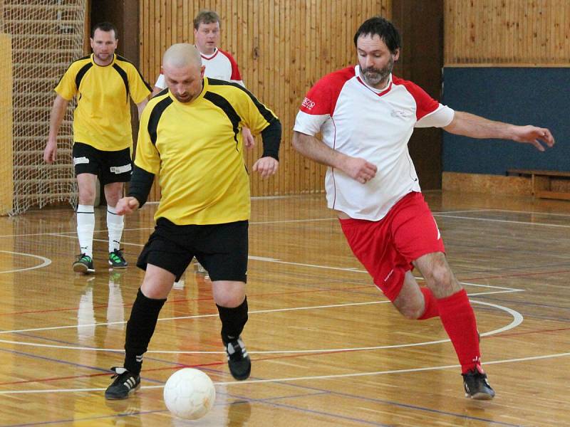 Zimní amatérská liga: Draci Klatovy (bíločervené dresy) - FC BS Stars Klatovy 4:4