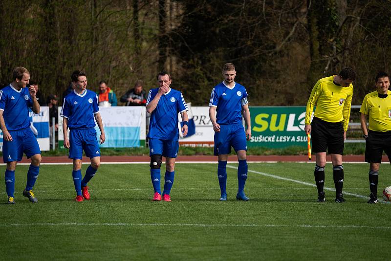 Fotbalista a kapitán TJ Sušice Tomáš Klíma (v modrém vpravo).