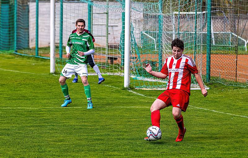 Fotbalisté FK Svéradice (na archivním snímku hráči v zelených dresech) porazili v okresním derby trápící se Pačejov jednoznačně 5:2.