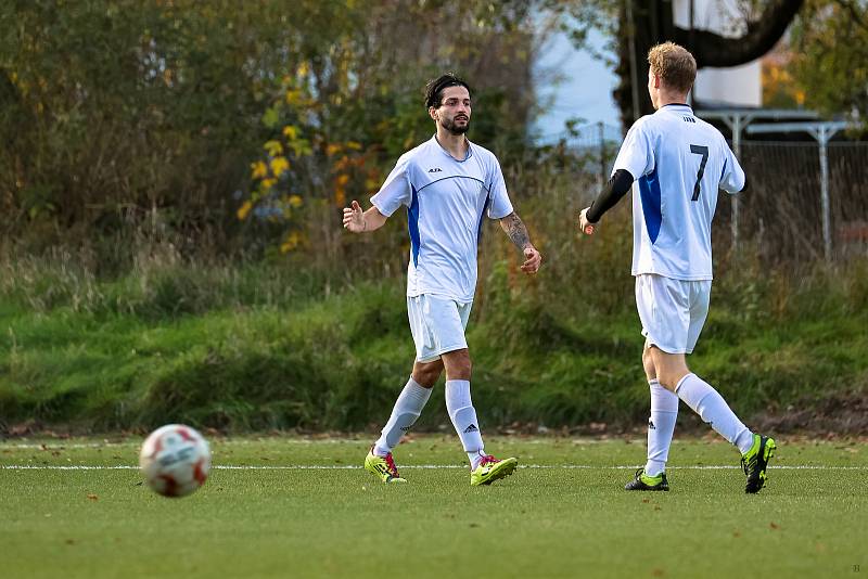 10. kolo okresního přeboru: TJ Sušice B (na snímku fotbalisté v bílých dresech) - FC Švihov 2:2 (1:1).