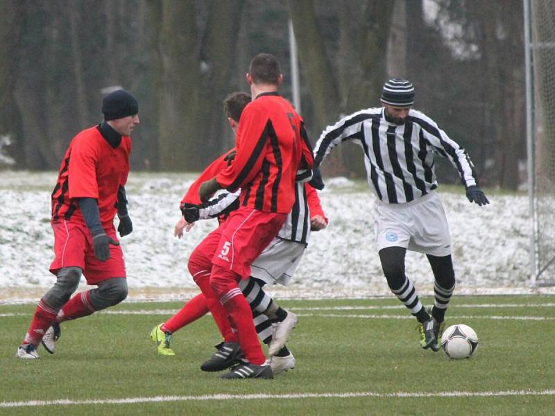 Zimní turnaj v Sušici: Nýrsko (v pruhovaném) - Luby 2:0.