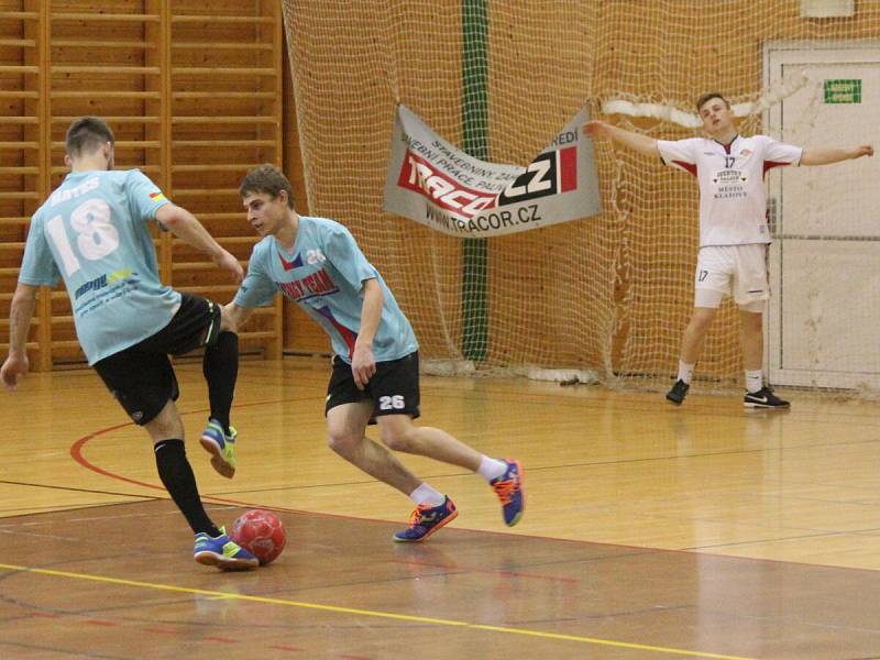 Kapitol liga: SK Klatovy (v bílém) - Mengy Team 0:0.