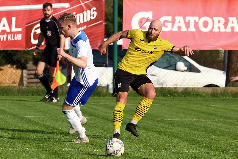 Fotbalisté Baníku Stříbro (na archivním snímku hráči v bílých dresech) porazili v odvetě FK Žákava 2:1 a radují se z udržení krajského přeboru.