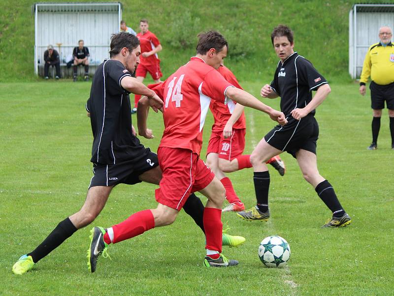 Fotbalisté TJ Hory Matky Boží (na archivním snímku hráči v černých dresech) podlehli sušickému céčko 4:5, ačkoliv ještě po poločase vedli.