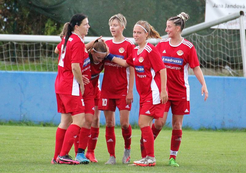 SK Klatovy 1898 (na archivním snímku fotbalistky v červených dresech) porazily na podzim Spartak Kaplice (modré dresy) 4:2. A dokázaly uspět i v jarní odvetě na hřišti soupeře.