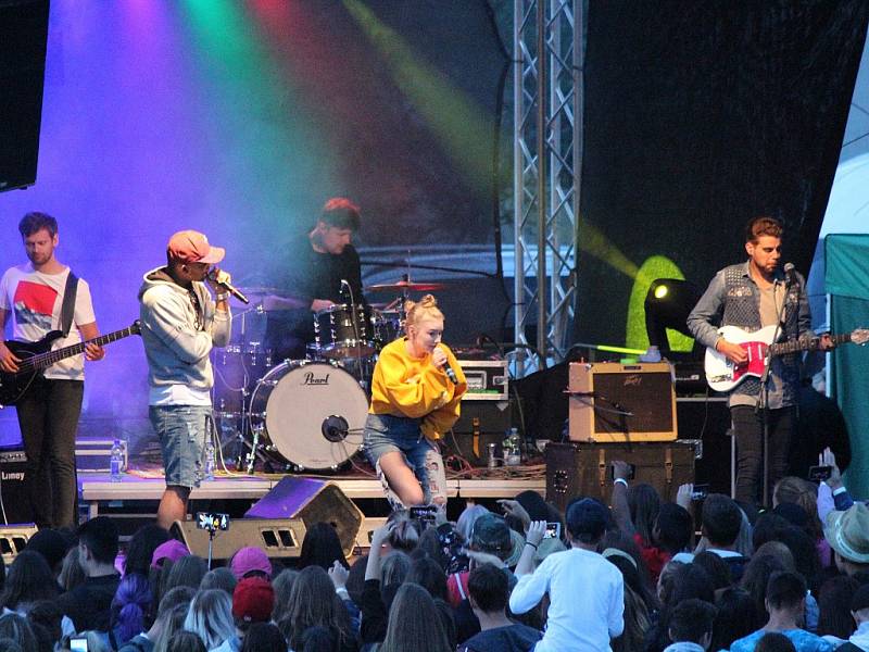 Během festivalu Open Air Lázně v Klatovech vystoupil zpěvák Ben Cristovao.
