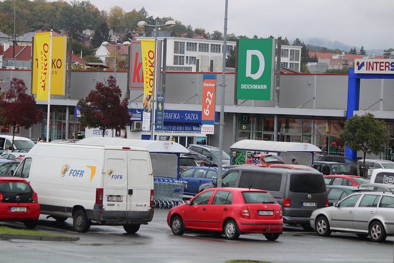 Parkoviště v sobotu u obchodů v Klatovech a v Sušici.