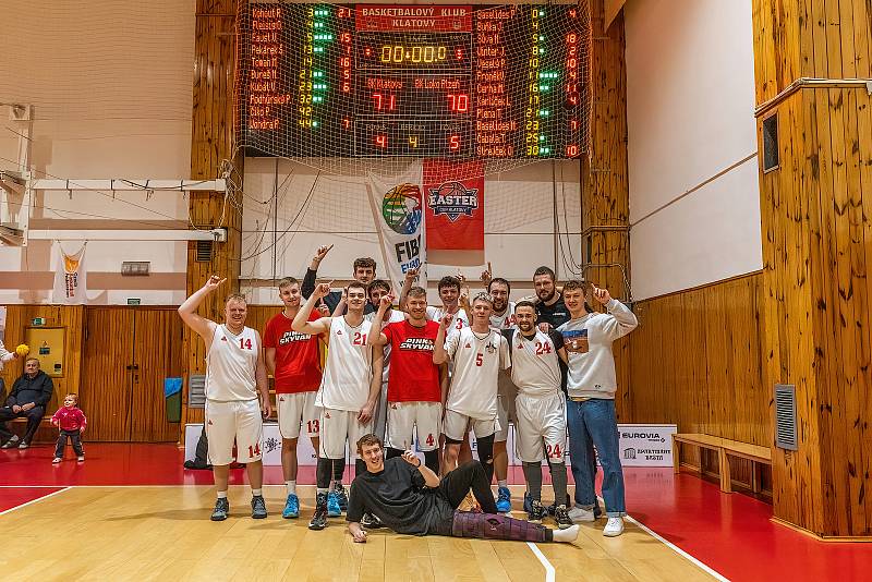 BK Klatovy (bílé dresy) - BK Lokomotiva Plzeň B 71:70.