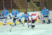 Šumavská liga amatérského hokeje: HC Čápi - HC 2009 Nýrsko (v modrém) 10:4.