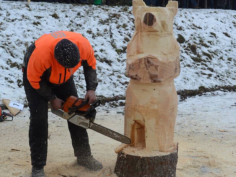 Motorovou pilou umí vytvořit  i mořského orla nebo vojáka