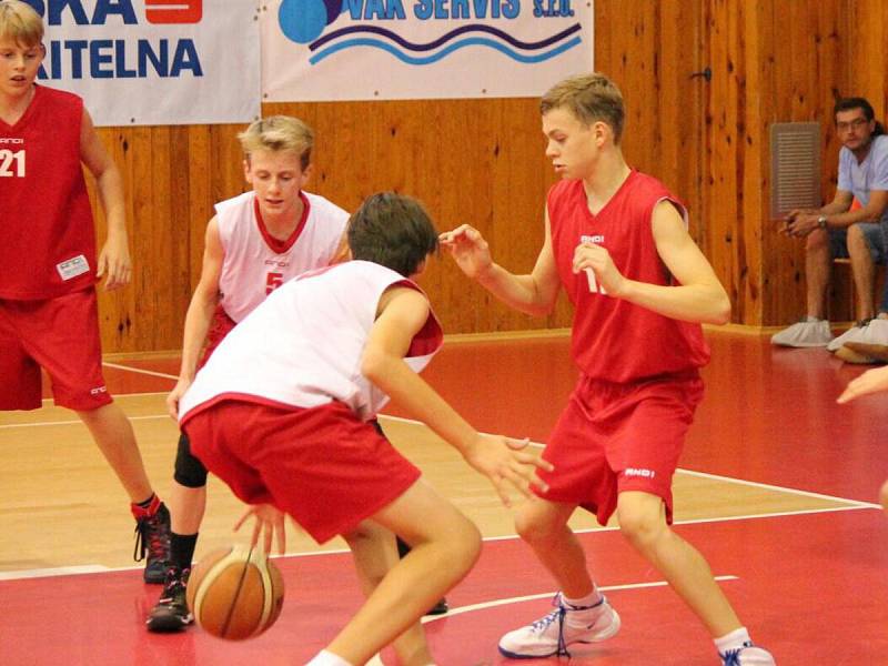 V rámci oslav 80 let klatovského basketbalu bylo k vidění ligové derby Klatovy A (bílé dresy) - Klatovy B žáků U14