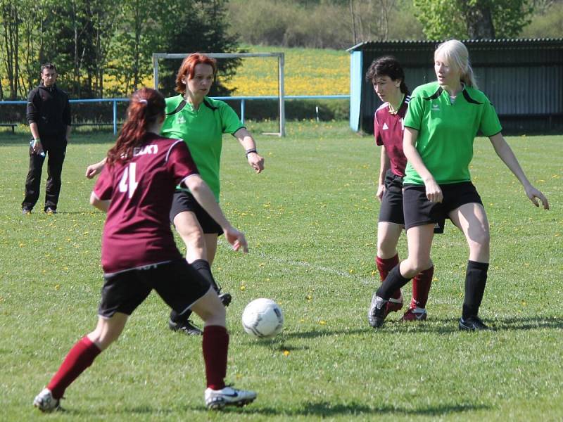 Letní Dívčí amatérská fotbalová liga: Sokol Neznašovy (v zeleném) - Andělky Velký Bor 2:3.