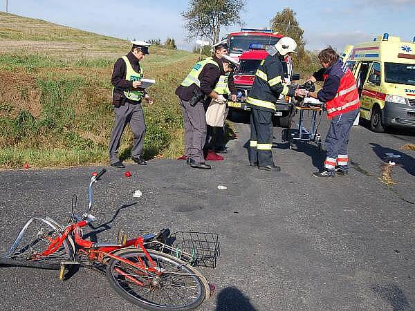 U Janovic srazilo osobní auto cyklistku