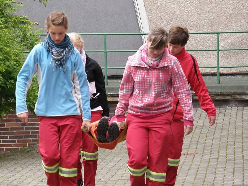 Družstvo mladých záchranářů z Železné Rudy vybojovalo v krajském kole první místo.