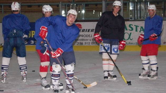 První trénink na ledě ve čtvrtek večer absolvovali druholigoví hokejisté Klatov