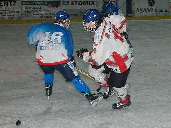 Starší dorostenci HC Klatovy (v bílých dresech) porazili Děčín 10:1.