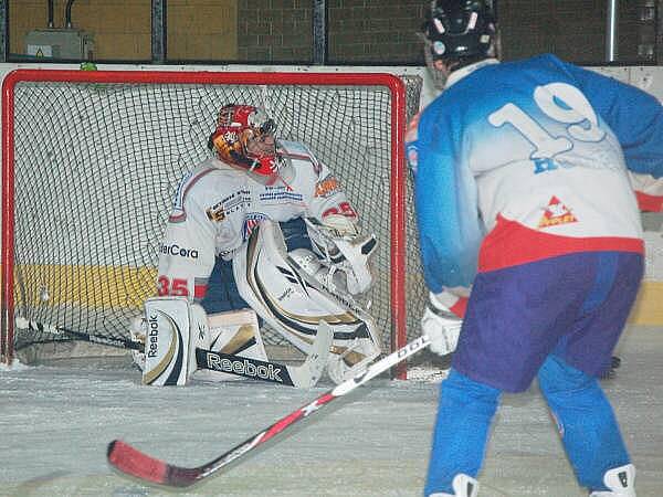 Starší dorostenci HC Klatovy (v bílých dresech) porazili Děčín 10:1.