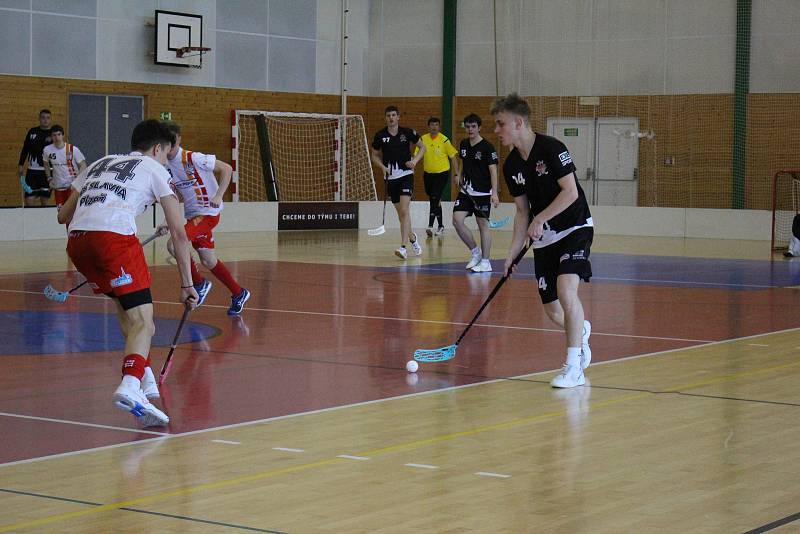 Florbaloví junioři Sport Clubu Klatovy (na snímku hráči v červenobílých dresech proti Rokycanům a černých dresech proti Slavii) získali tři body.