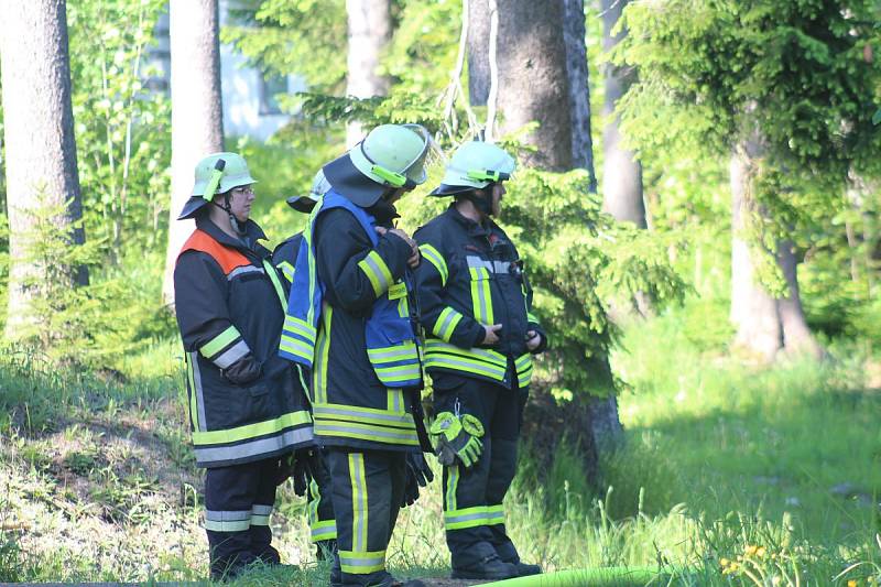 Simulovaný požár vypukl v 16 hodin ve 2. patře hotelu, ve kterém v tu dobu bylo několik osob, včetně dětí. Po několika minutách dorazila první hasičská vozidla, byly nataženy hadice a hasiči pronikli do hotelu v dýchacích maskách.