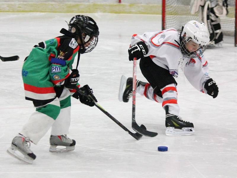 Minihokej 2. třídy 2016/2017: HC Klatovy (bílé dresy) - HC Domažlice 6:5