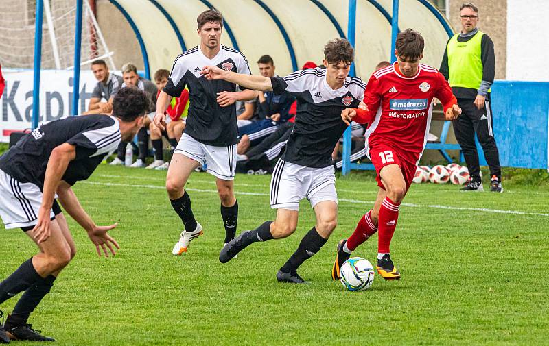 Fotbalisté SK Klatovy 1898 (na archivním snímku hráči v červených dresech ze zápasu s Petřínem Plzeň) začínají ve čtvrtek krátkou letní přípravu.