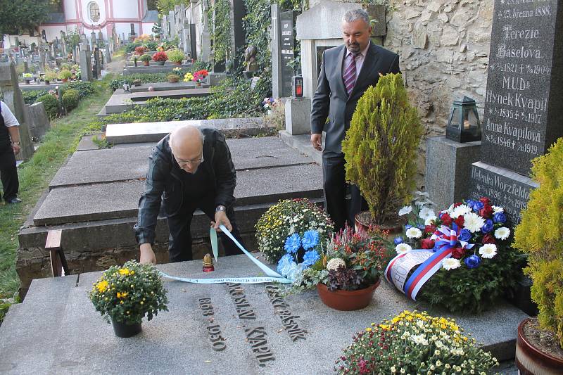 Z besedy s vnoučaty Jaroslava Kvapila - Prokopem Pitterem a Doubravkou Řehouškovou.