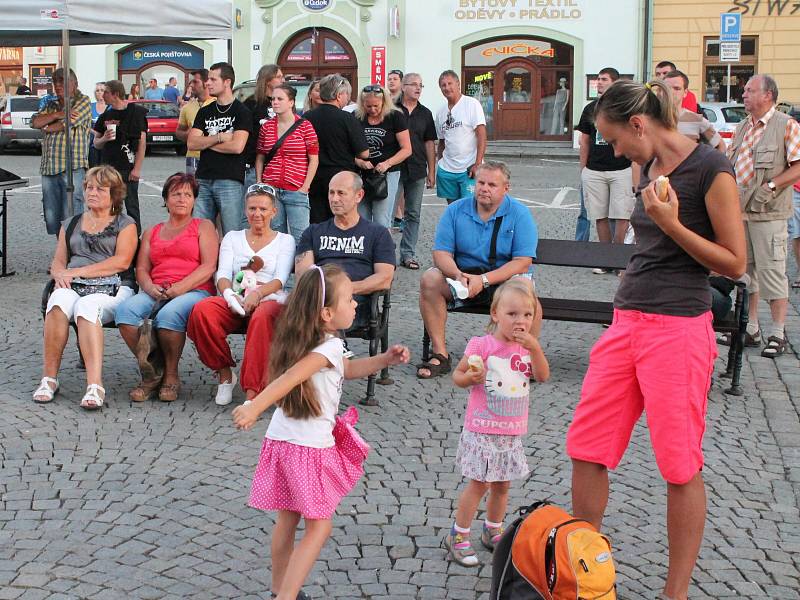 Na klatovském náměstí vystoupila plzeňská kapela Maelström.