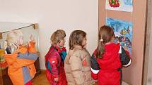 Děti z klatovské mateřské školy v ulici Národních mučedníků na výstavě „Za devatero.....“  v klatovském muzeu