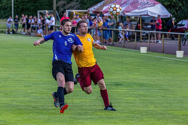 Zatímco úvodní utkání proti Chodskému Újezdu (modří) fotbalisté Janovic (žluté dresy) zvládli, odvetu už nikoliv. V příští sezoně si tak zahrají znovu jen okresní přebor.