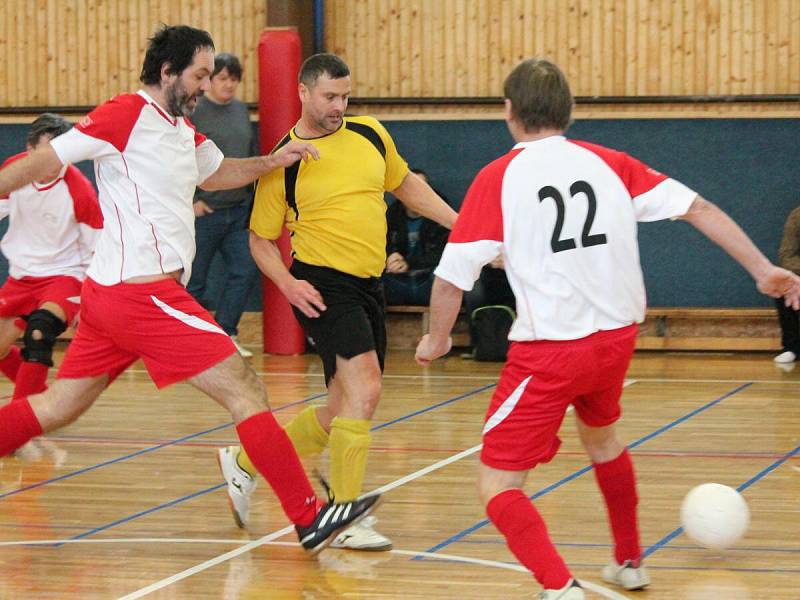 Zimní amatérská liga: Draci Klatovy (bíločervené dresy) - FC BS Stars Klatovy 4:4