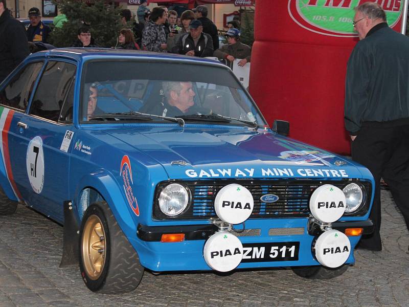 Předstartovní show k rallye na náměstí v Klatovech.