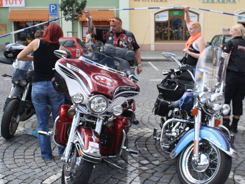 Start prvního ročníku vyjížďky 500 mil Bohemia za účasti 130 jezdců na Harley - Davidson a Buell