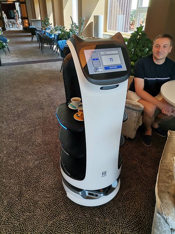 Robotická servírka v hotelu Horizont na Pancíři na Šumavě.