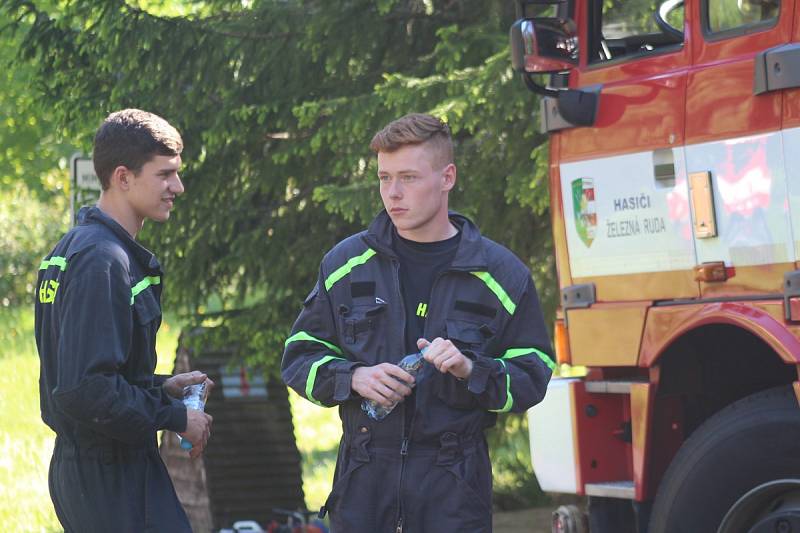 Simulovaný požár vypukl v 16 hodin ve 2. patře hotelu, ve kterém v tu dobu bylo několik osob, včetně dětí. Po několika minutách dorazila první hasičská vozidla, byly nataženy hadice a hasiči pronikli do hotelu v dýchacích maskách.