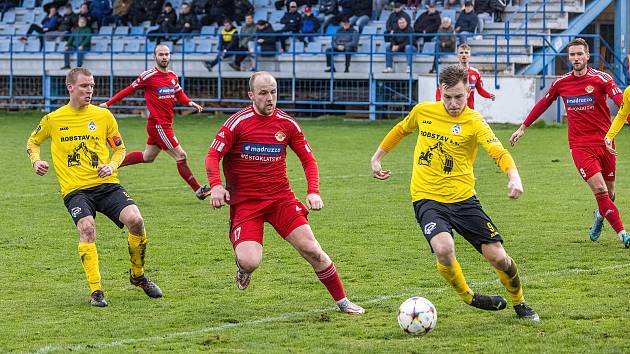 20. kolo FORTUNA divize A: SK Klatovy 1898 (na snímku hráči v červených dresech) - FC Viktoria Mariánské Lázně (žlutí) 0:2 (0:1).