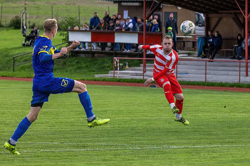 5. kolo OPM: FC Švihov (na snímku fotbalisté v červenobílých dresech) - TJ Sokol Chudenice (modří) 2:2 (2:0).