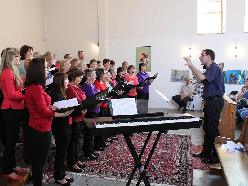 Na čtvrtém benefičním koncertu na opravu varhan v klatovském husitském kostele vystoupily pěvecké sbory Šumavan a Hroši.