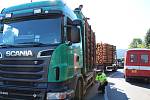Náraz nákladního vozu s dřevem do viaduktu v Běšinech.