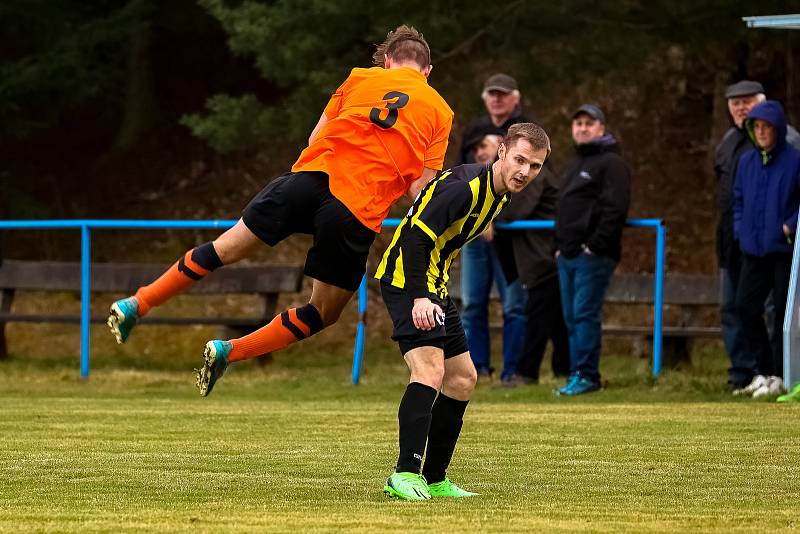 Okresní přebor (15. kolo): Tatran Dlouhá Ves (na snímku fotbalisté v oranžových dresech) - TJ Sokol Hradešice (černožlutí) 3:0.