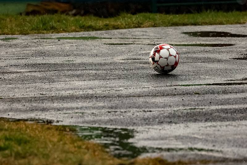 Okresní přebor (15. kolo): Tatran Dlouhá Ves (na snímku fotbalisté v oranžových dresech) - TJ Sokol Hradešice (černožlutí) 3:0.