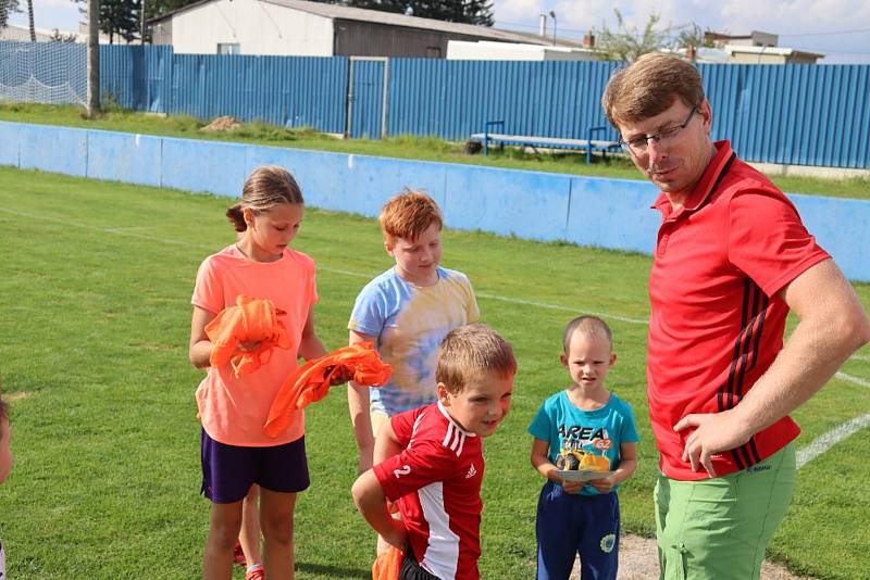 Náborová akce v Klatovech: děti si pod dohledem Davida Limberského užily zábavné fotbalové odpoledne.