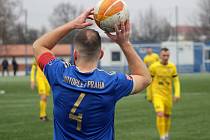 Fotbalisté FK Robstav (na archivním snímku hráči ve žlutých dresech) vyhráli v Praze na Motorletu (modré dresy) 3:2.