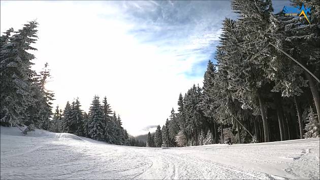 Auf Umava liegt viel Schnee.  pičák bereitet als Neuheit Strecken für Langläufer vor