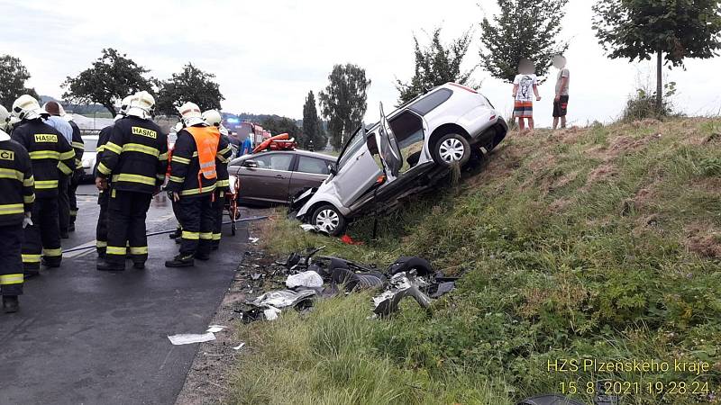 Vážná dopravní nehoda dvou osobních vozidel mezi Klatovy a Ostřeticemi