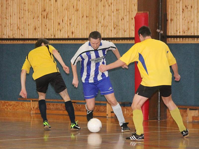 Zimní amatérská liga mužů: SK Panters Klatovy (v pruhovaném) - ST Smrk Klatovy 3:7.